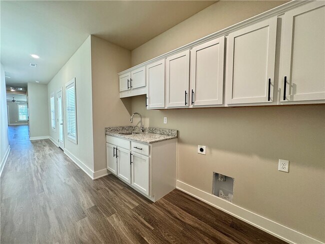 Building Photo - 811 NE Hts Ln