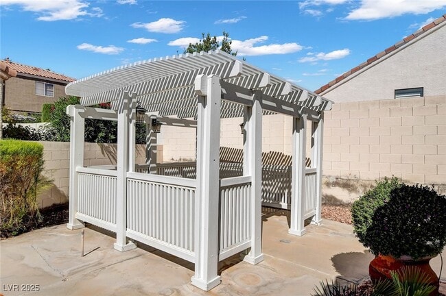 Building Photo - 9740 Bootstrap