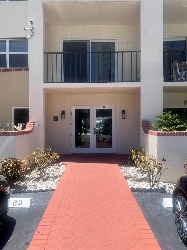 Building Photo - 400 N Riverside Dr