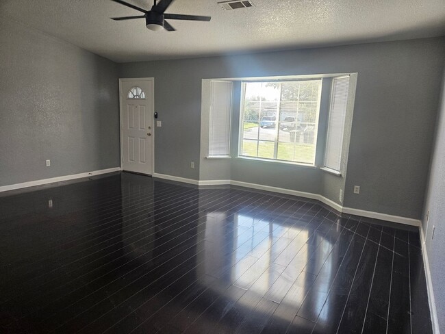 Building Photo - Beautiful Kerman Home!