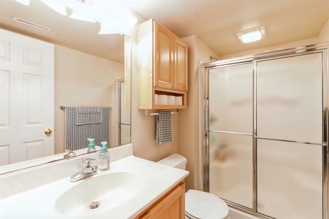 Building Photo - 2620 Camden Dr