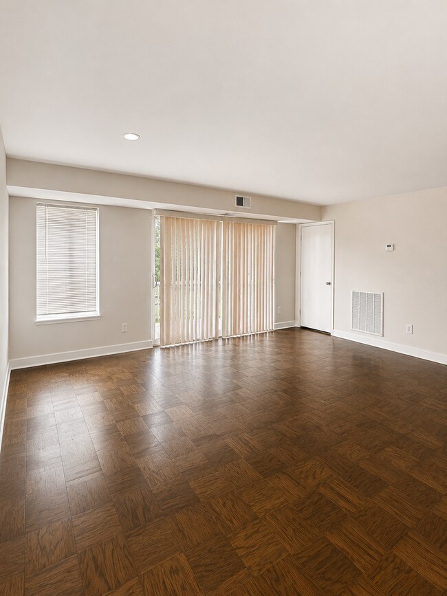 Building Photo - Beautifully Updated 2BR with Large Closets & Private Balcony