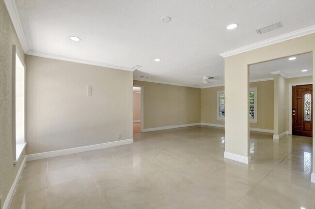 Building Photo - 4610 Pine Tree Dr