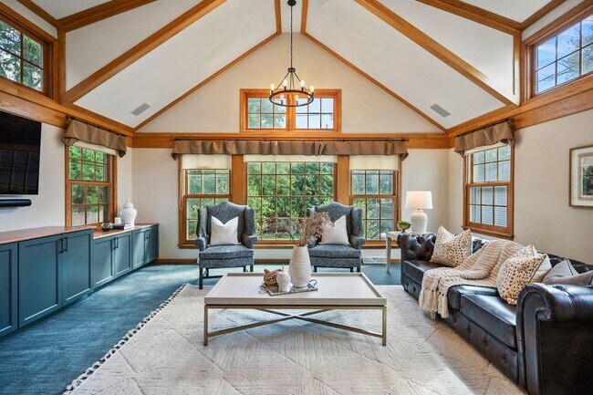 Building Photo - 5160 N Kent Ave