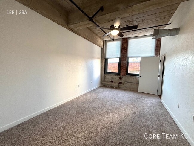 Building Photo - Renovated 1 Bed + Den, 2 FULL Bathrooms in...