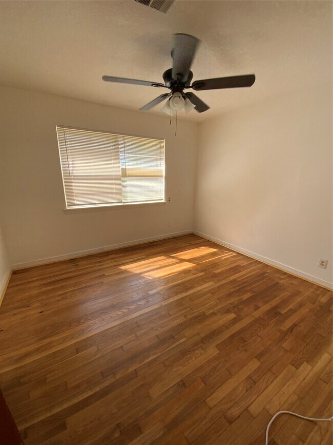 Building Photo - 405 Azalea Dr