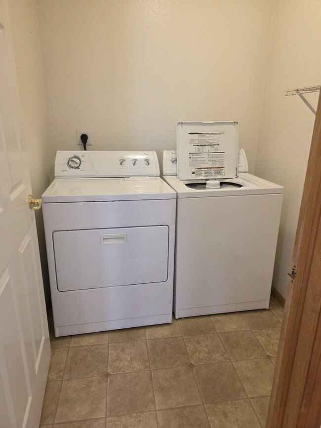 Building Photo - 5781 Ceylon St