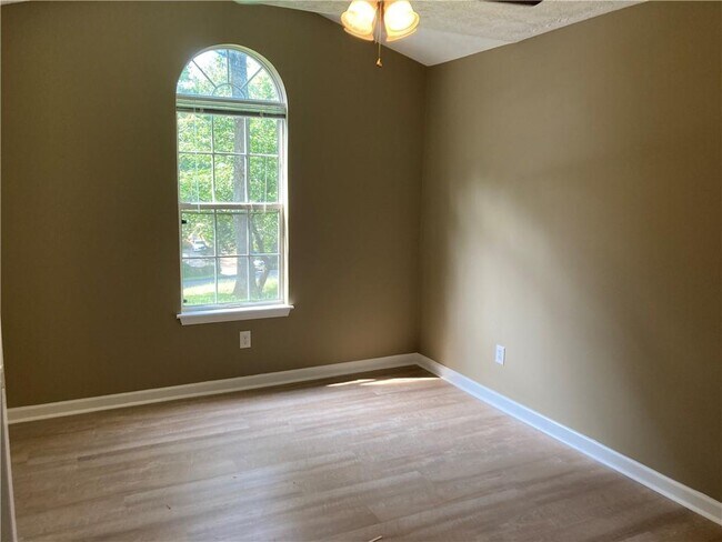 Building Photo - 6110 Lakeside Ct