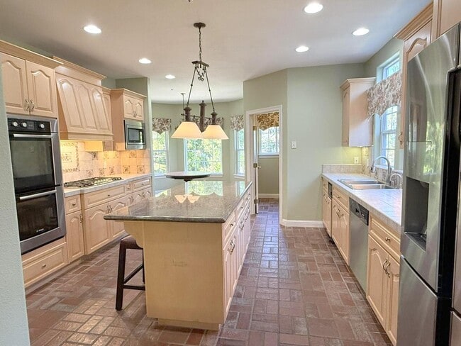 Building Photo - Westside Alamo Custom Estate With Beautifu...