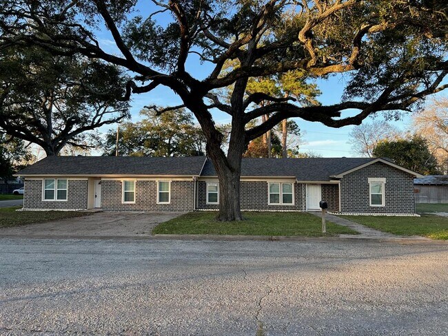 Building Photo - 2501 Maple St