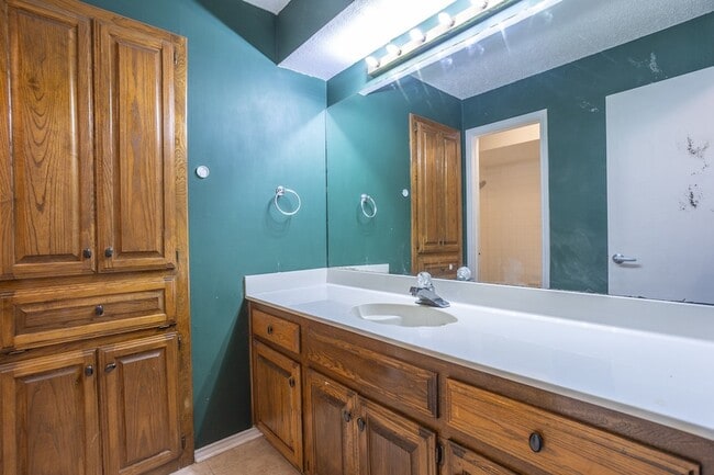 Building Photo - 362 S Stewart Ave