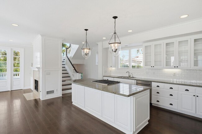 Building Photo - Premier Location in Corona Del Mar for 12-Month Lease