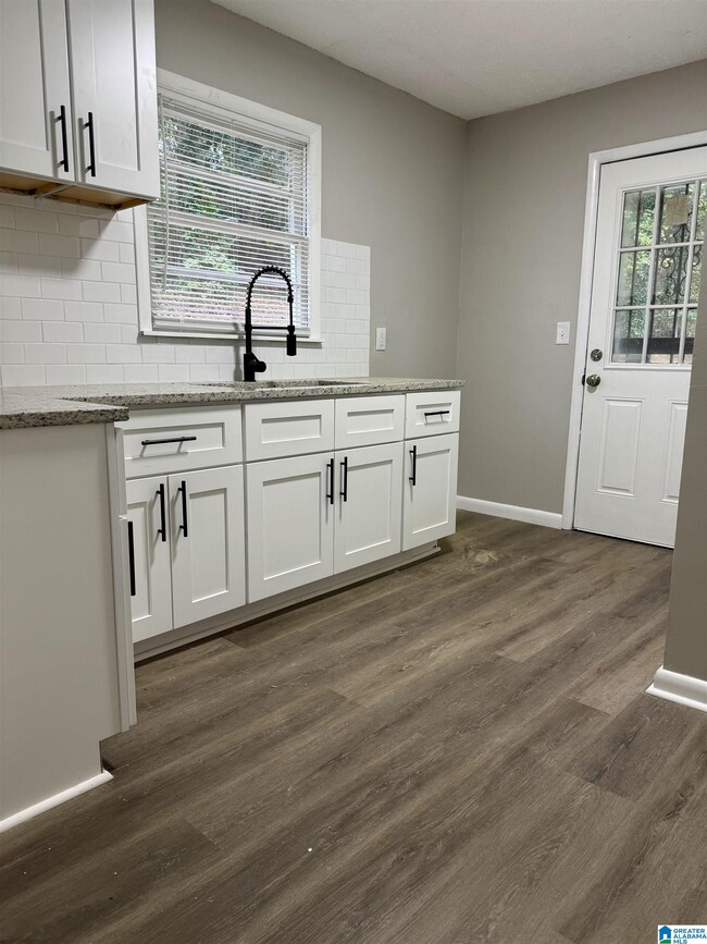 Building Photo - 205 Lake Dr Cir NE