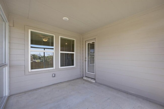 Building Photo - 809 Russet Rock Dr