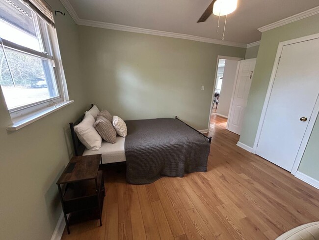 Building Photo - 900 Newcombe Rd