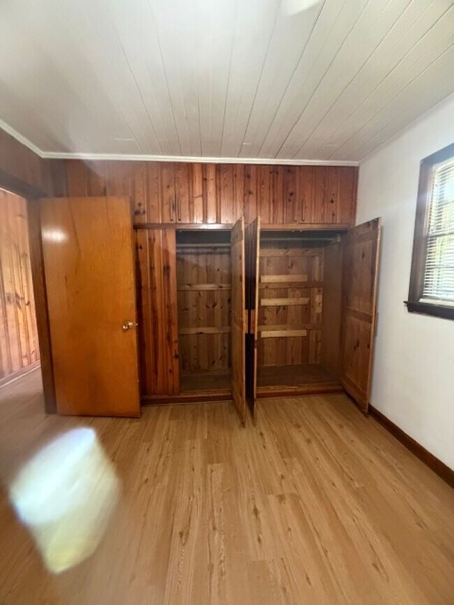 Building Photo - 2 Bedroom, 1 Bath home nestled in the heart of Maryville city in historic Sunset View.