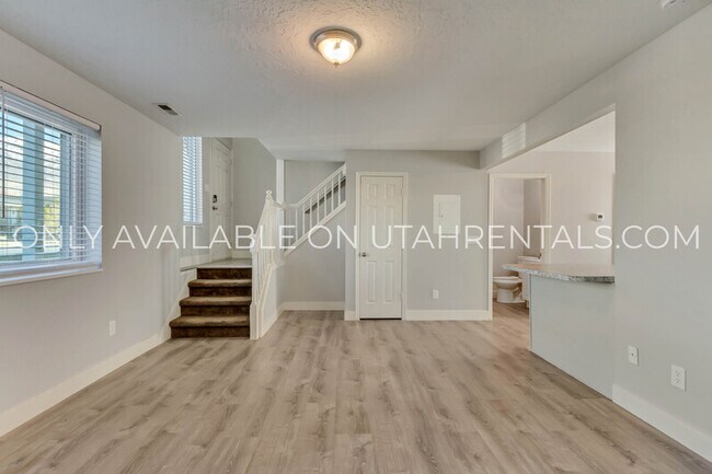 Building Photo - 1731 W Garden Dr