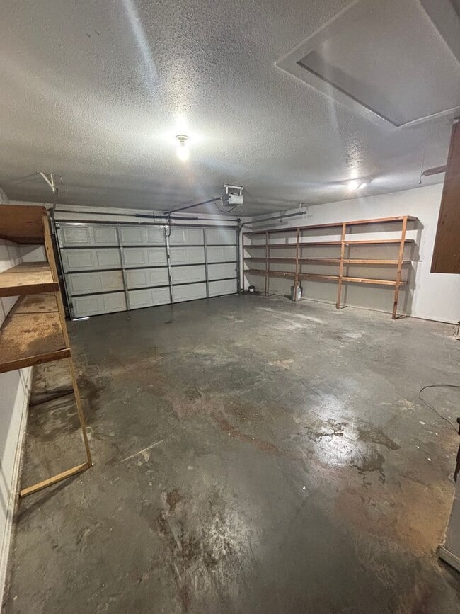 Building Photo - Spacious 3 bedroom, 2 bathroom home availa...