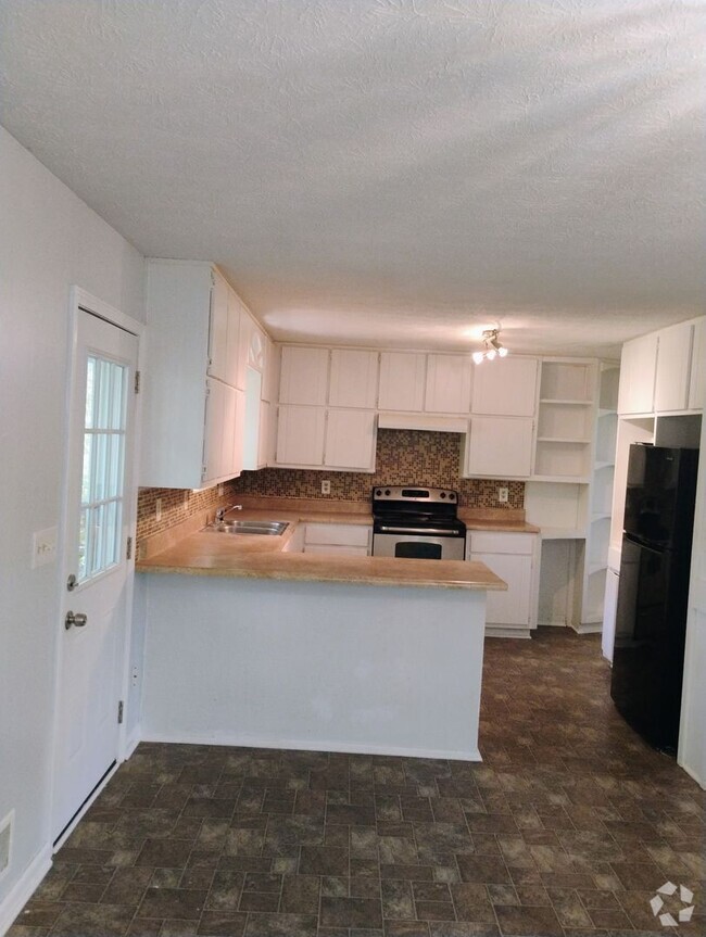 Building Photo - Large 4 Bedroom Home w/Basement! Convenien...
