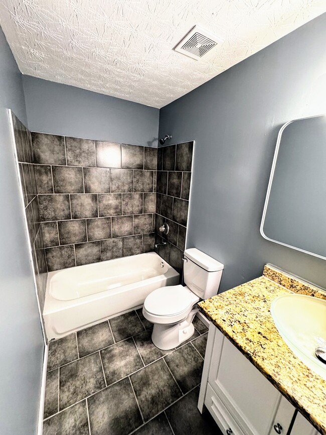 Building Photo - Spacious and cozy 3BR/2.5 bath townhome in...