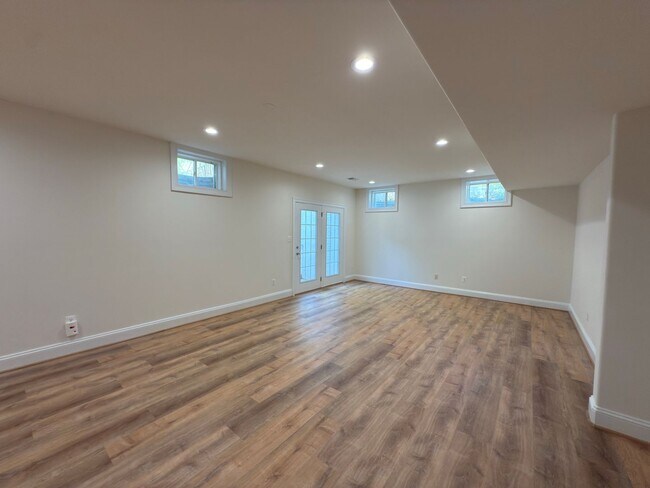 Building Photo - Spacious 4 Bed 5.5 Bath Home in Annandale,...