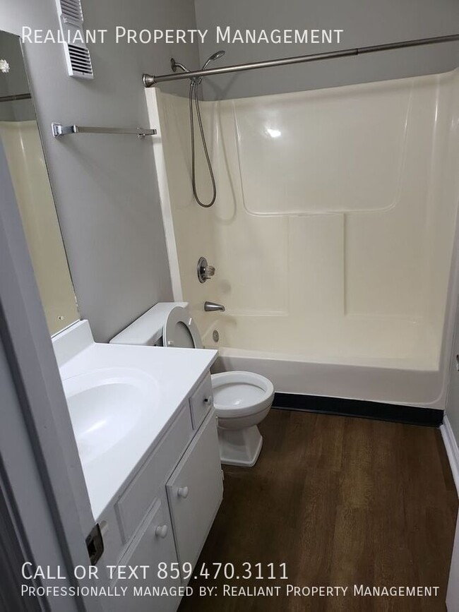 Building Photo - 425 Lenney Dr