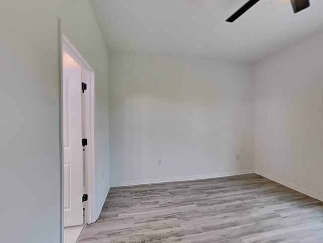 Building Photo - 4216 Santa Barbara Blvd S