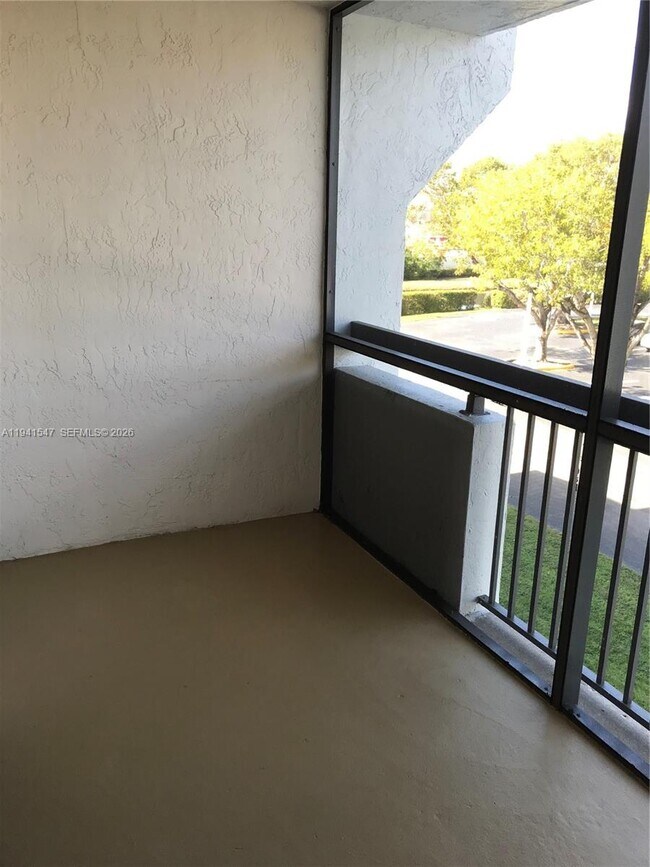 Building Photo - 731 N Pine Island Rd