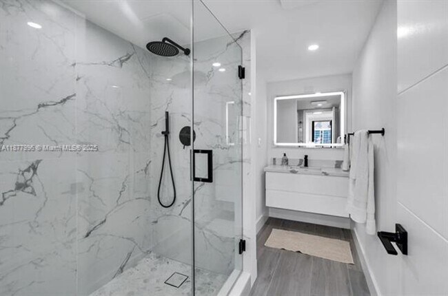 Building Photo - 2555 Collins Ave