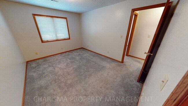 Building Photo - 3 BEDROOM, 2 BATH WALK IN TOWNHOME, ATTACH...