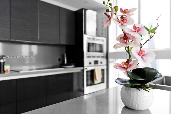 Building Photo - 1080 Brickell Ave