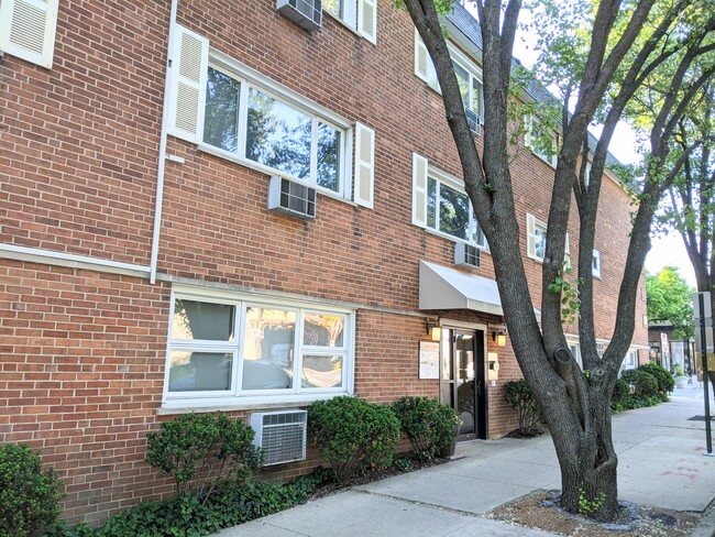Building Photo - 800 Custer Ave
