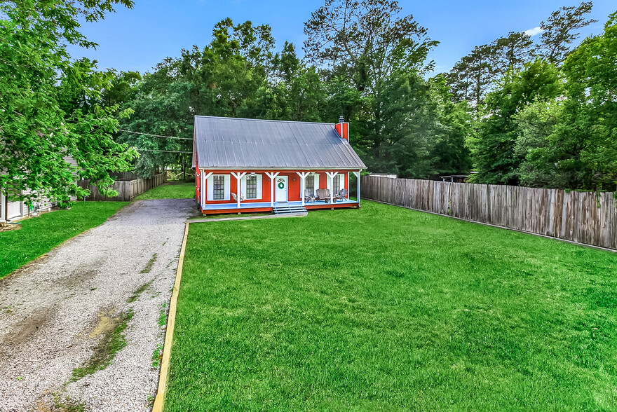 Large front porch and yard, with rear yard access. - 1930 Dupard St