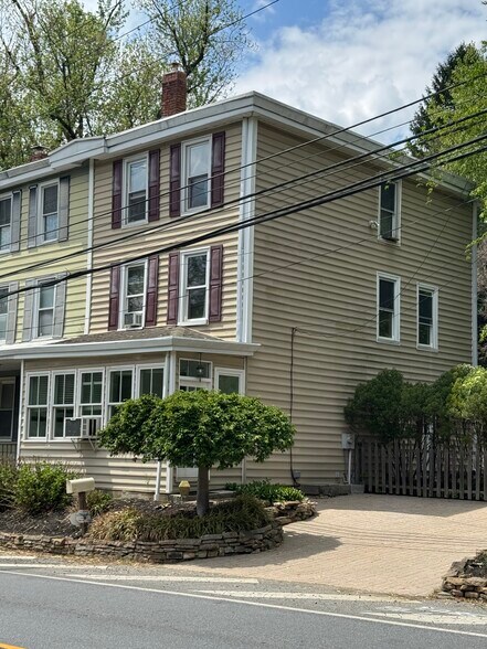 Primary Photo - 113 W Brookhaven Rd