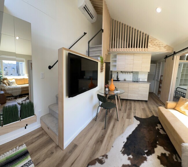 Living room | Dining room - 7044 McLaren Ave