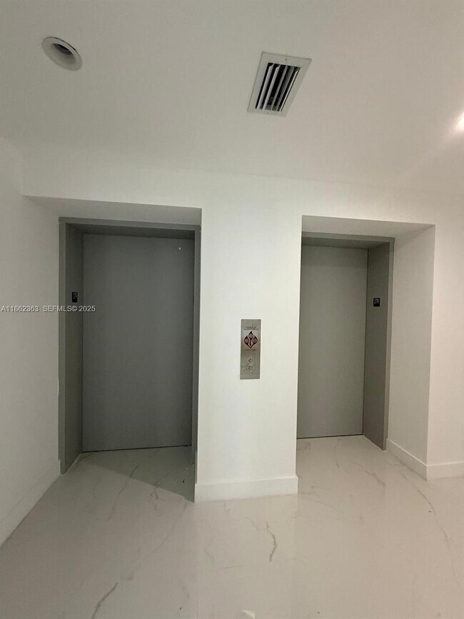 Building Photo - 700 NE 24th St