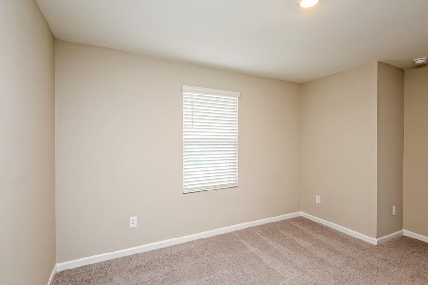 Building Photo - 265 Pond Ct