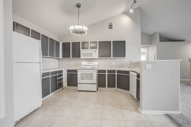 Building Photo - $2,100 - 2 Bed, 2 Bath Townhome in Thornto...