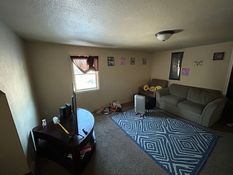 Building Photo - 1897 1/2 E Newberry St