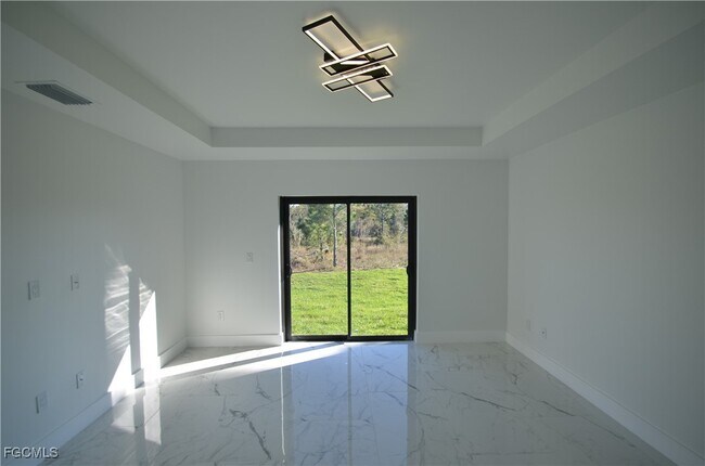 Building Photo - 1242 Hathor St E