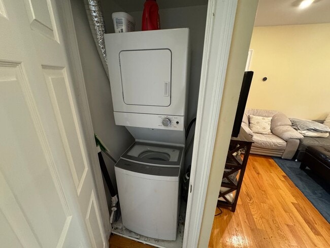 Building Photo - BEAUTIFUL UNIT IN CAMBRIDGE!!!!!!!!!!!