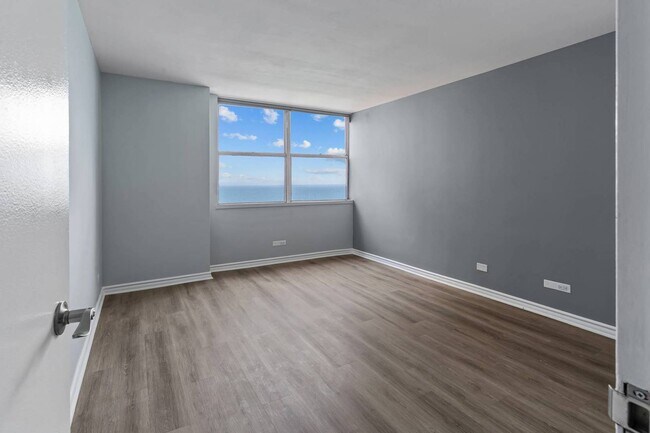 Building Photo - 6301 N Sheridan Rd
