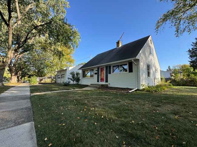 Building Photo - 709 W Glencoe Rd