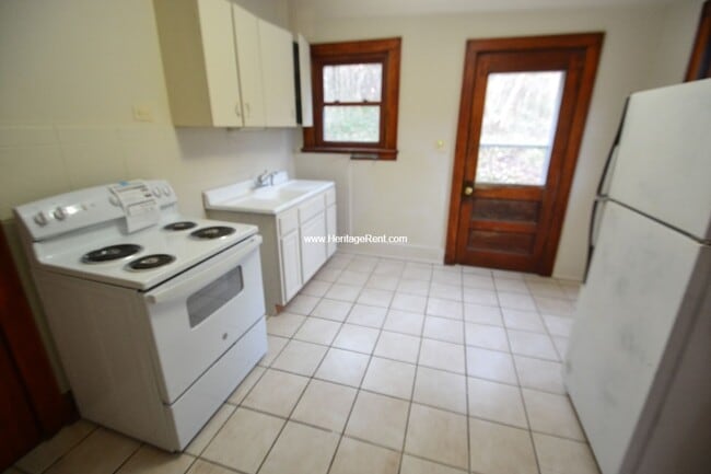 Building Photo - Recently updated 2 bedroom home Close to Mt. Echo park