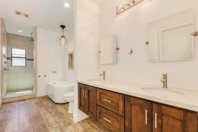 Building Photo - Beautiful 3bdrm 3 bath home with guest casita in desirable Whitton district