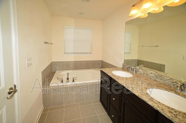 Building Photo - 1737 Evergreen Dr