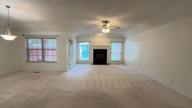 Building Photo - Great 3 bed, 2 bath home in Broken Arrow w...