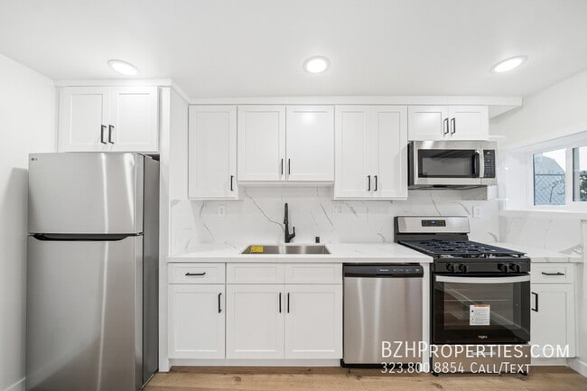 Building Photo - 1027 1/2 N Gardner St-