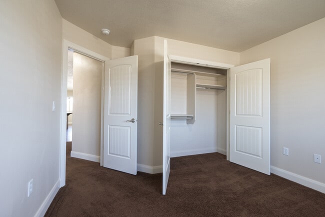 Building Photo - 3 bed 2 bath home with fully-fenced yard