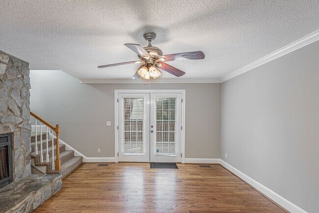 Building Photo - NW Large Updated Home! LR, DR, Den, FP, Ha...